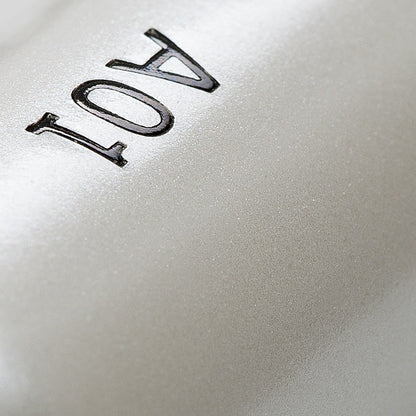 Close-up of the 401 number engraved on the pearl-coated handle of the Large Shader eyeshadow brush.