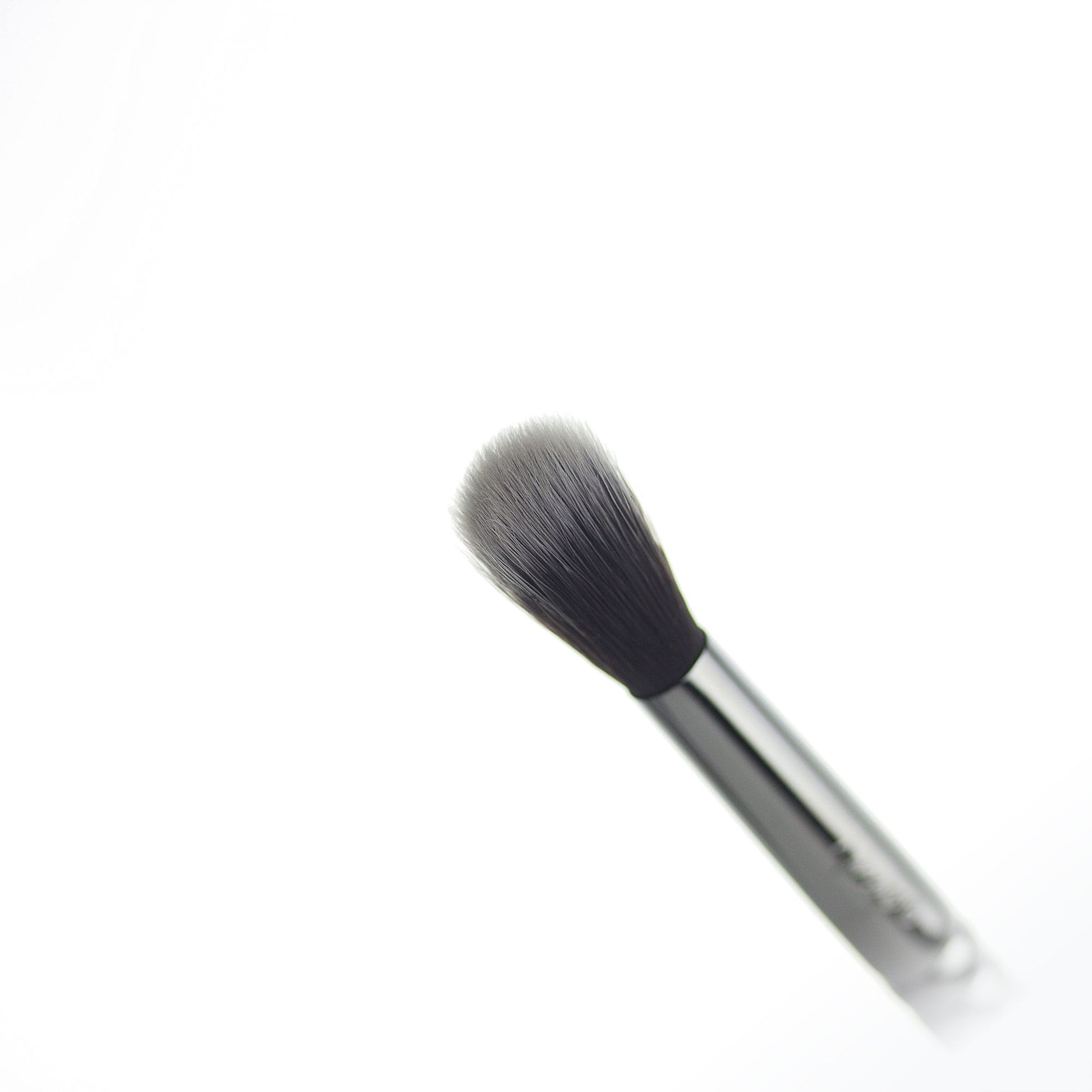 Large Blending Eyeshadow Makeup Brush with soft synthetic bristles and sleek pearl-coated handle against a white background.